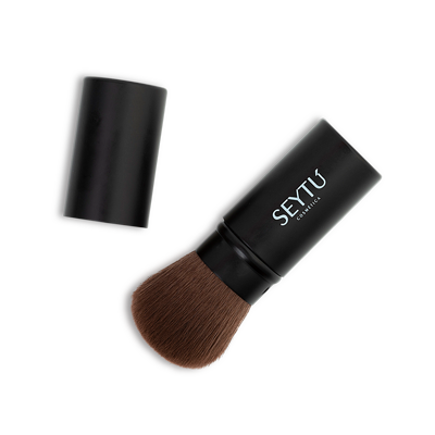 Retractile brush Helps achieve a perfect finish on every application, ideal for powder or blush
